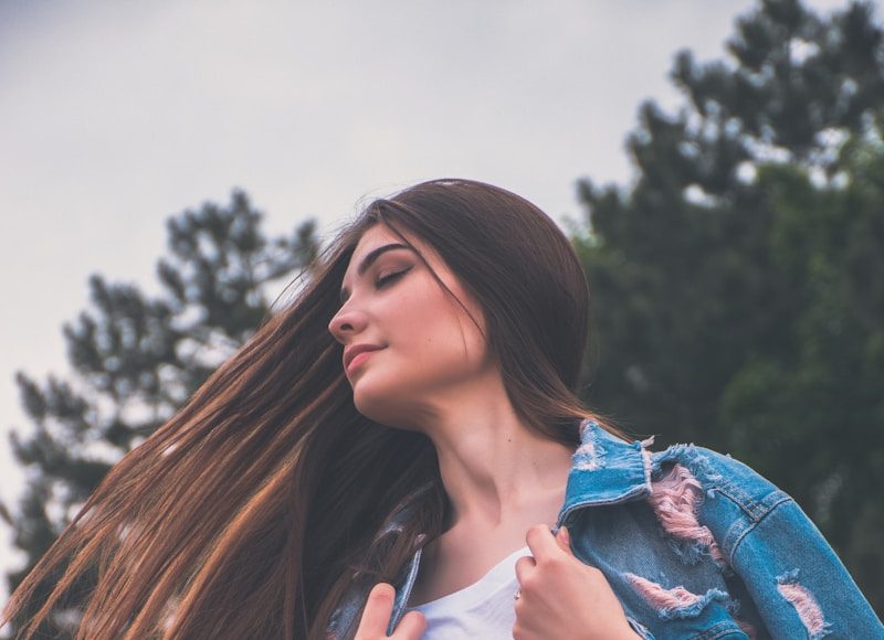 woman holding her white shirt flipping hair